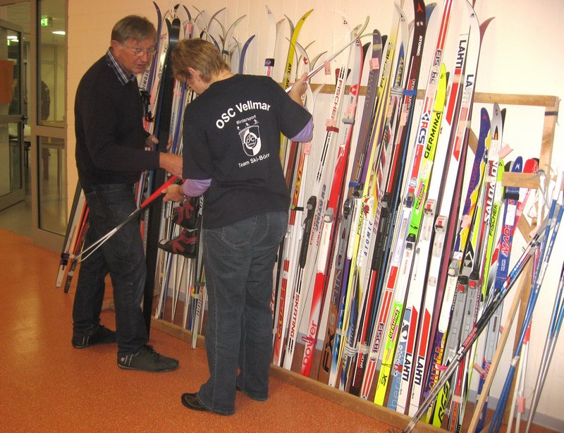 brigitte_und_oskar_pruefen_die_langlaufski