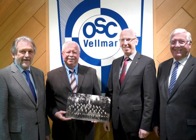 Vereinsvorsitzender Roland Tölle (Bildmitte) präsentiert gemeinsam mit den Mitgliedern des geschäftsführenden Vorstandes (von links) Alfred Amsler (2. Vorsitzender), Peter Holderith (Hauptkassierer) und Gerhard Persch (ebenfalls 2. Vorsitzender), das älteste noch vorhandene Foto des 1892 gegründeten Turnvereins Obervellmar, das 1912 aufgenommen wurde. Vereinsvorsitzender Roland Tölle (Bildmitte) präsentiert gemeinsam mit den Mitgliedern des geschäftsführenden Vorstandes (von links) Alfred Amsler (2. Vorsitzender), Peter Holderith (Hauptkassierer) und Gerhard Persch (ebenfalls 2. Vorsitzender), das älteste noch vorhandene Foto des 1892 gegründeten Turnvereins Obervellmar, das 1912 aufgenommen wurde.