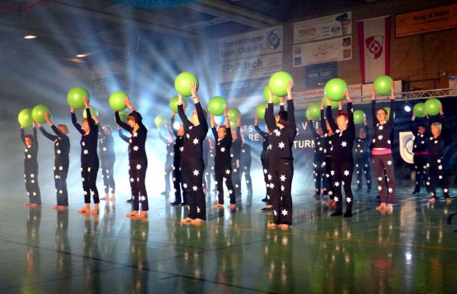 Nicht nur die Mitglieder der Wirbelsäulengymnastik zeigten sich in fantasievollen Kostümen und beeindruckten mit einer gelungenen Choreografie, bunten Lichteffekten und mitreißender Musik. Nicht nur die Mitglieder der Wirbelsäulengymnastik zeigten sich in fantasievollen Kostümen und beeindruckten mit einer gelungenen Choreografie, bunten Lichteffekten und mitreißender Musik.